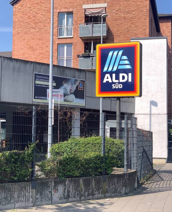 Eine Filiale des Discounters Aldi am Clevischen Ring in Köln-Mülheim.