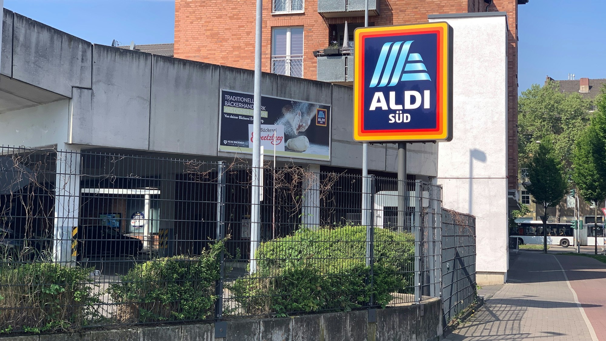 Eine Filiale des Discounters Aldi am Clevischen Ring in Köln-Mülheim.
