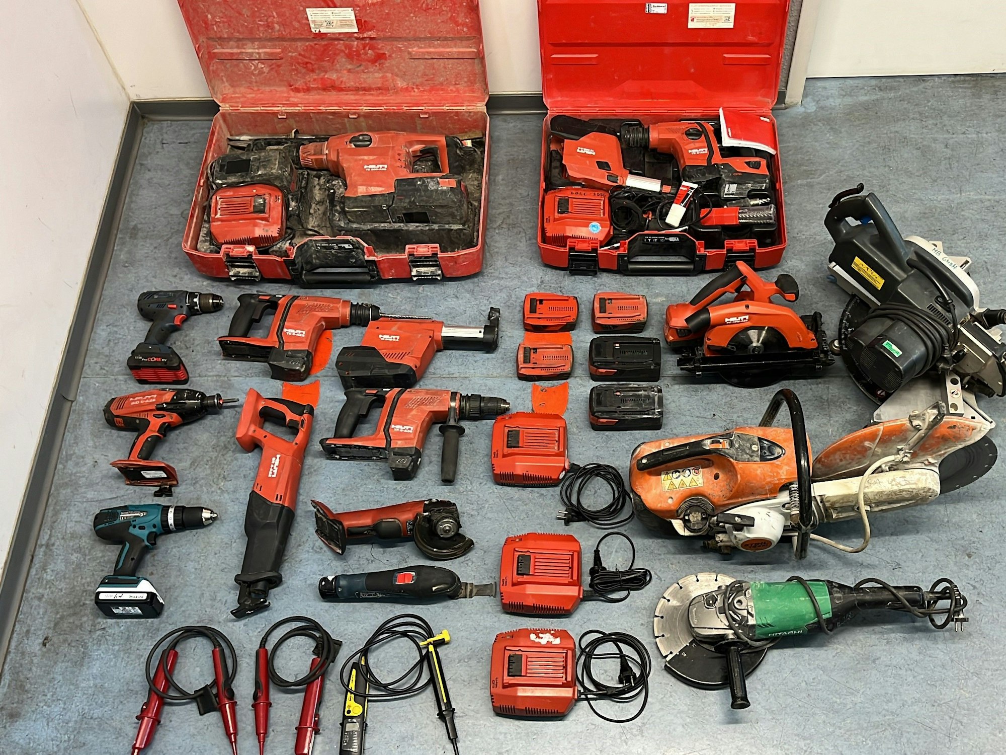 Die Polizei hat ein großes Sortiment an Werkzeugen beschlagnahmt.