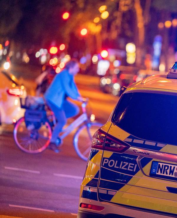 Ein Auto der Polizei Köln mit Blaulicht im Einsatz