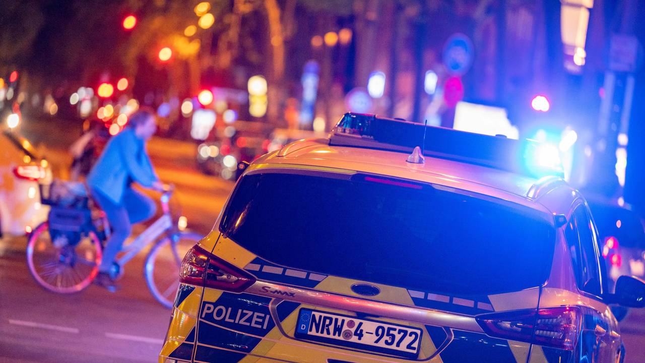 Ein Auto der Polizei Köln mit Blaulicht im Einsatz