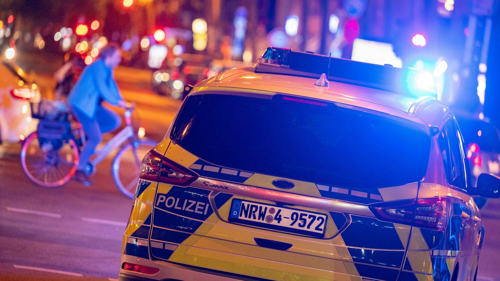 Ein Auto der Polizei Köln mit Blaulicht im Einsatz