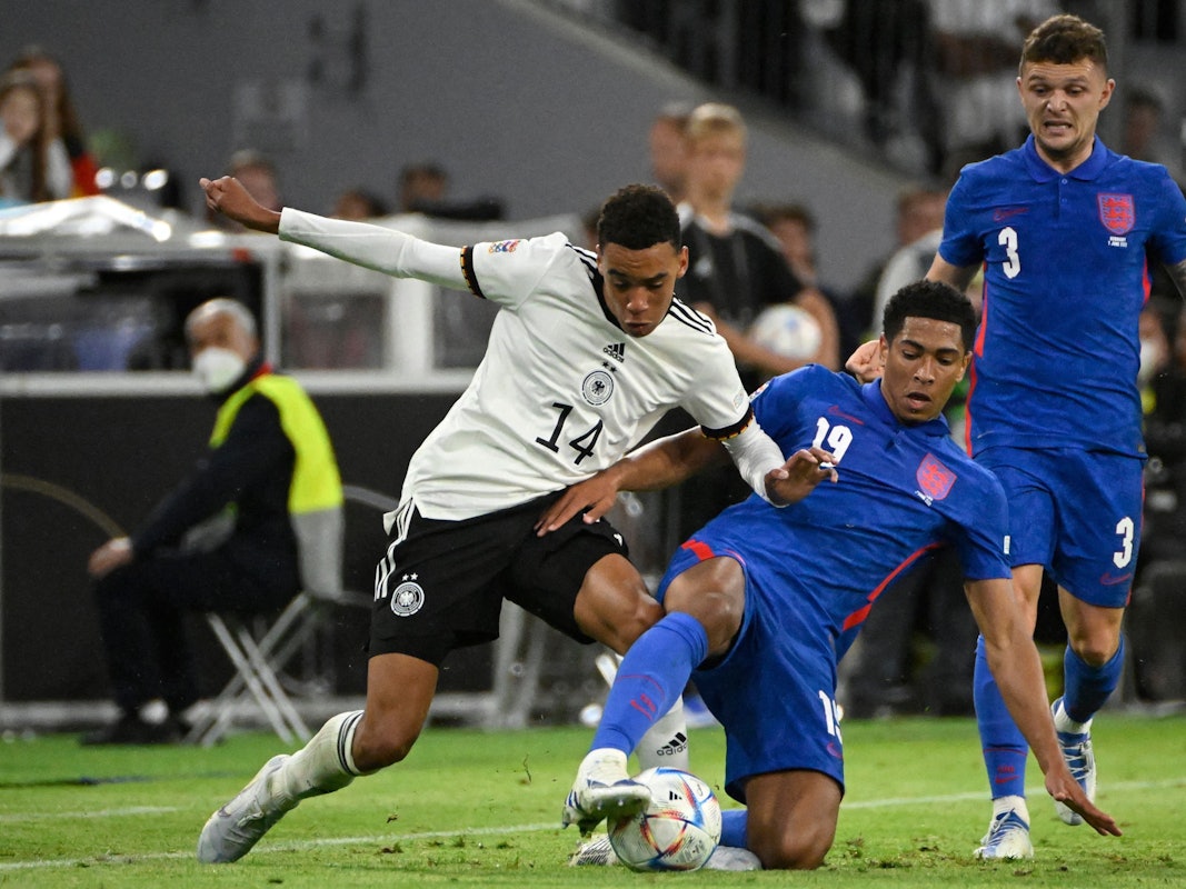 Jamal Musiala im Zweikampf mit Jude Bellingham.