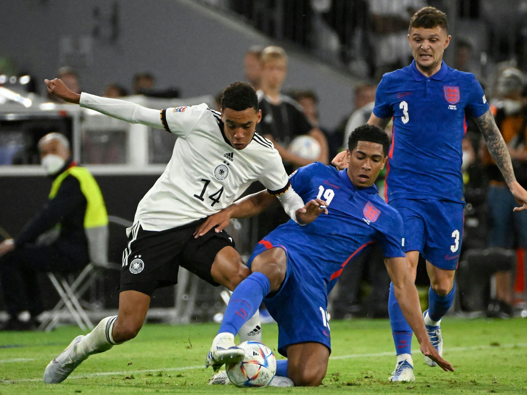 Jamal Musiala im Zweikampf mit Jude Bellingham.