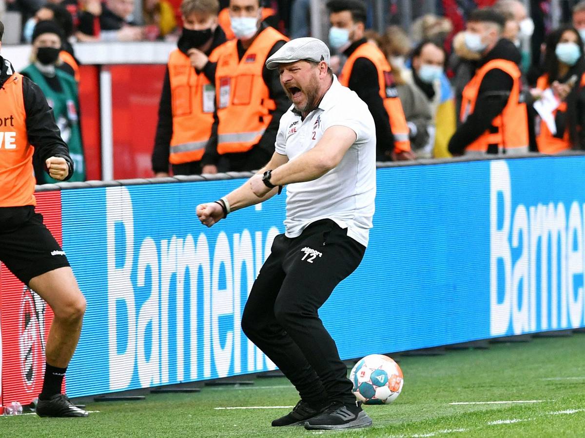Steffen Baumgart jubelt über den Derby-Sieg gegen Bayer Leverkusen.