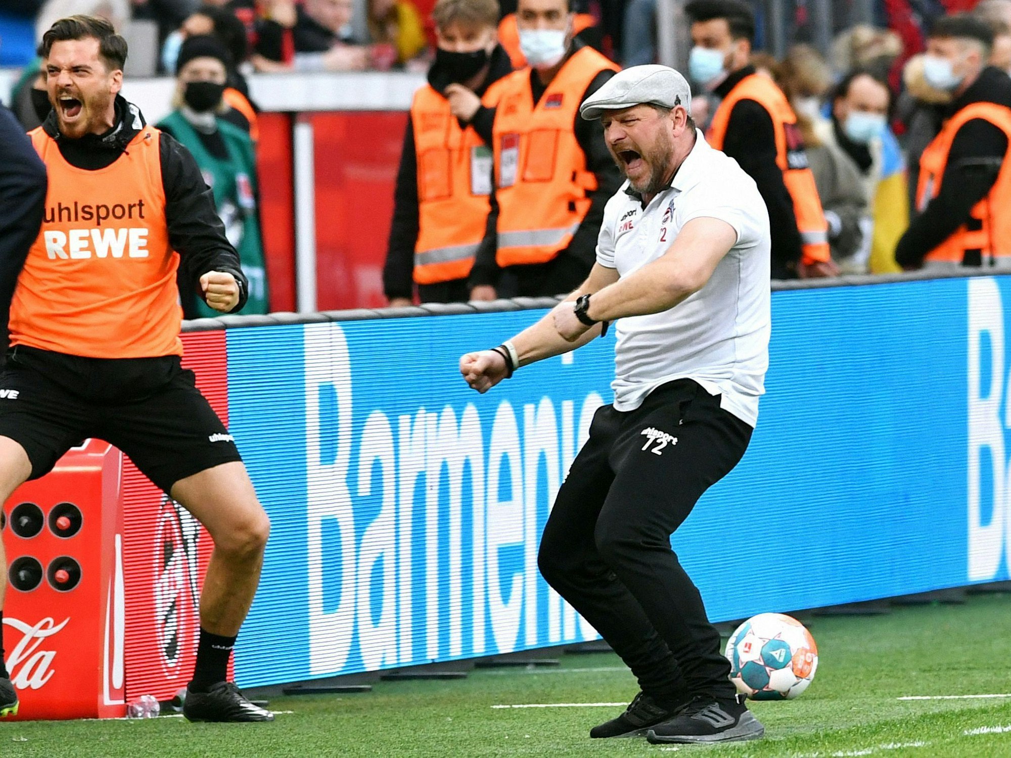 Steffen Baumgart jubelt über den Derby-Sieg gegen Bayer Leverkusen.