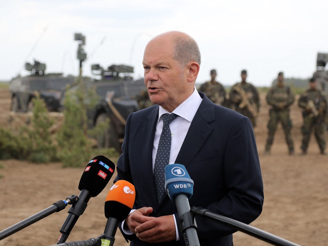 Bundeskanzler Olaf Scholz bei einem Besuch der deutschen Truppen in Litauen im Juni 2022.