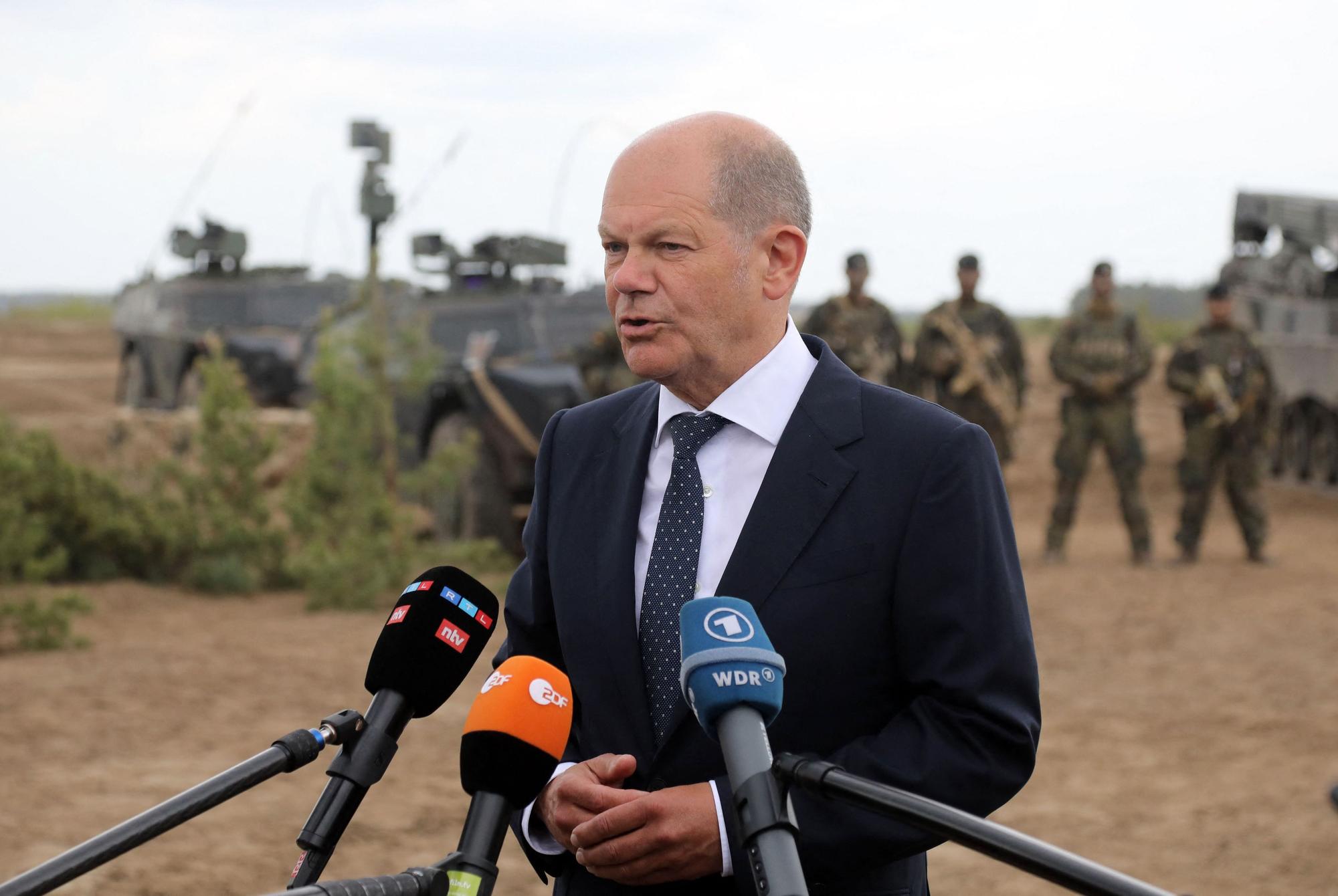 Bundeskanzler Olaf Scholz spricht während einer Pressekonferenz bei einem Besuch der Deponie Silvestras Zukauskas in Pabrade (Litauen) am 7. Juni 2022.