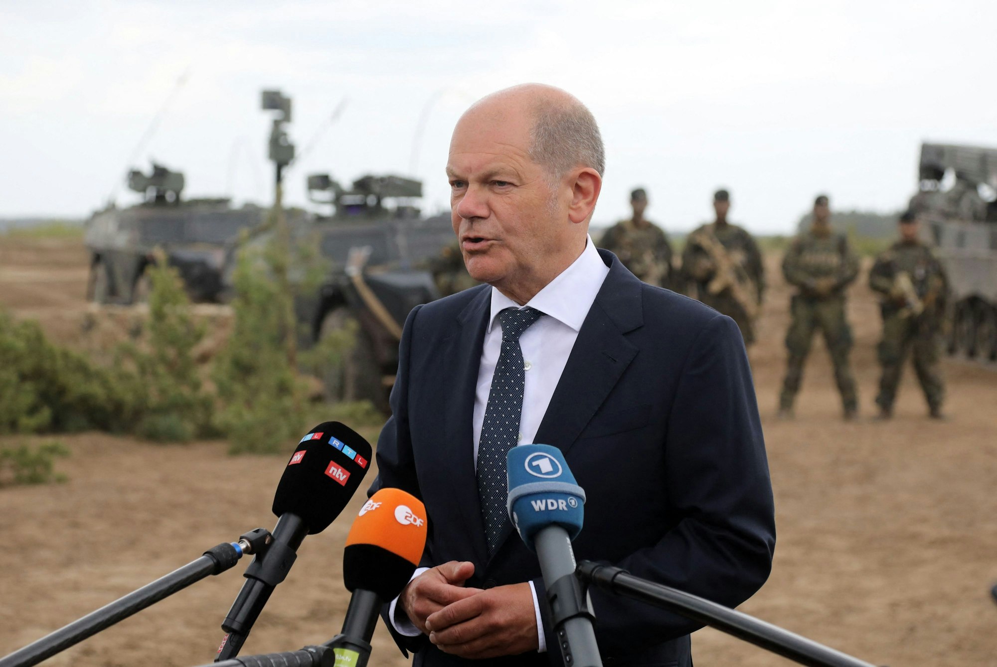 Bundeskanzler Olaf Scholz spricht während einer Pressekonferenz bei einem Besuch der Deponie Silvestras Zukauskas in Pabrade (Litauen) am 7. Juni 2022.