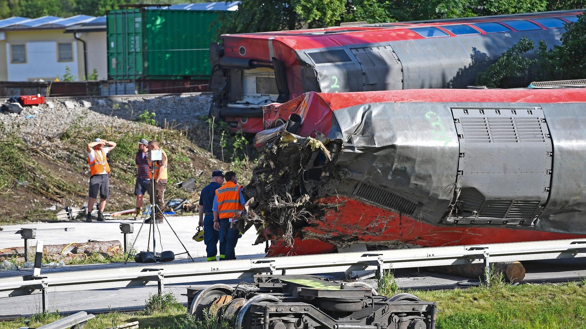 Zwei Tage nach dem Zugunglück gehen die Aufräumarbeiten weiter. Dabei soll ein 250 Tonnen schwerer Spezialkran zum Einsatz kommen, um unter anderem die Lok wieder auf das Gleis zu heben.