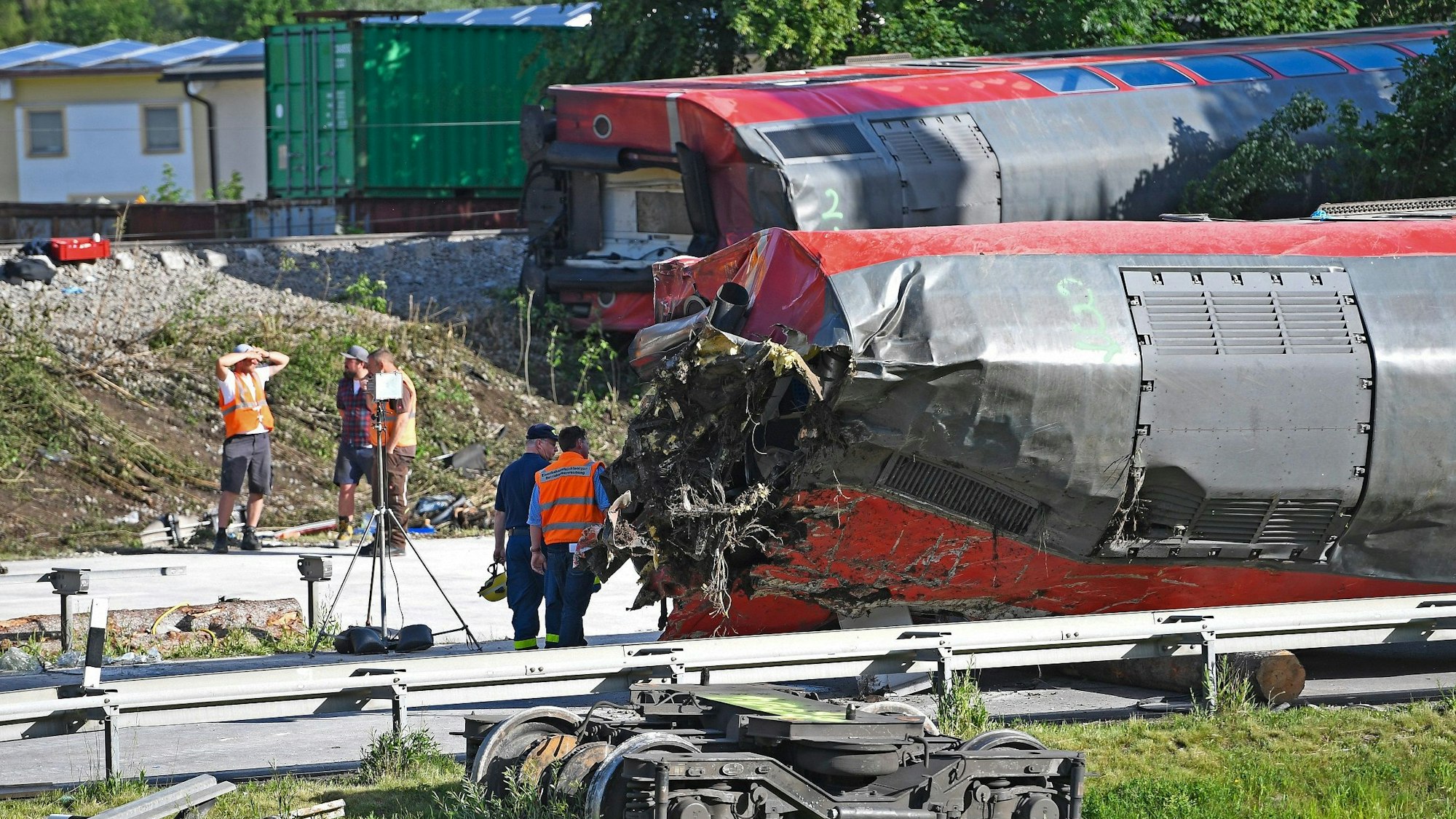 Zwei Tage nach dem Zugunglück gehen die Aufräumarbeiten weiter. Dabei soll ein 250 Tonnen schwerer Spezialkran zum Einsatz kommen, um unter anderem die Lok wieder auf das Gleis zu heben.