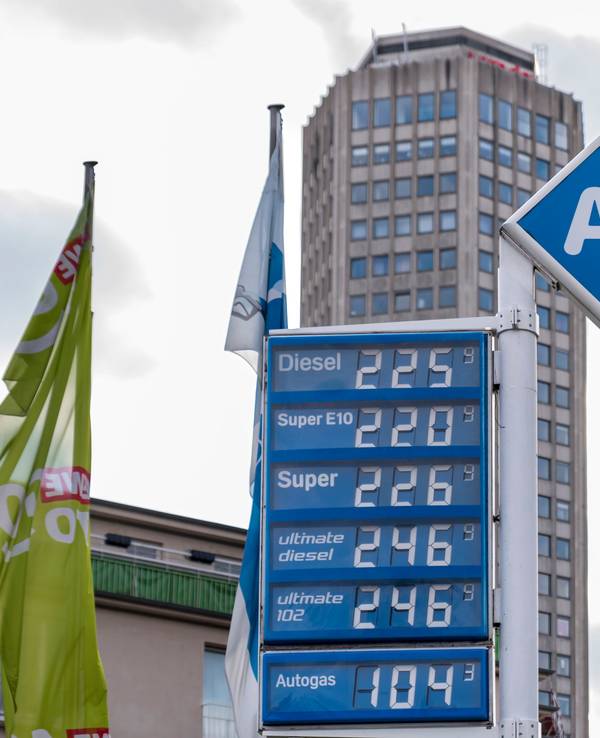 Auf der Spritpreis-Anzeige einer Aral-Tankstelle in Köln sind Diesel und Benzin deutlich über der 2-Euro-Marke.
