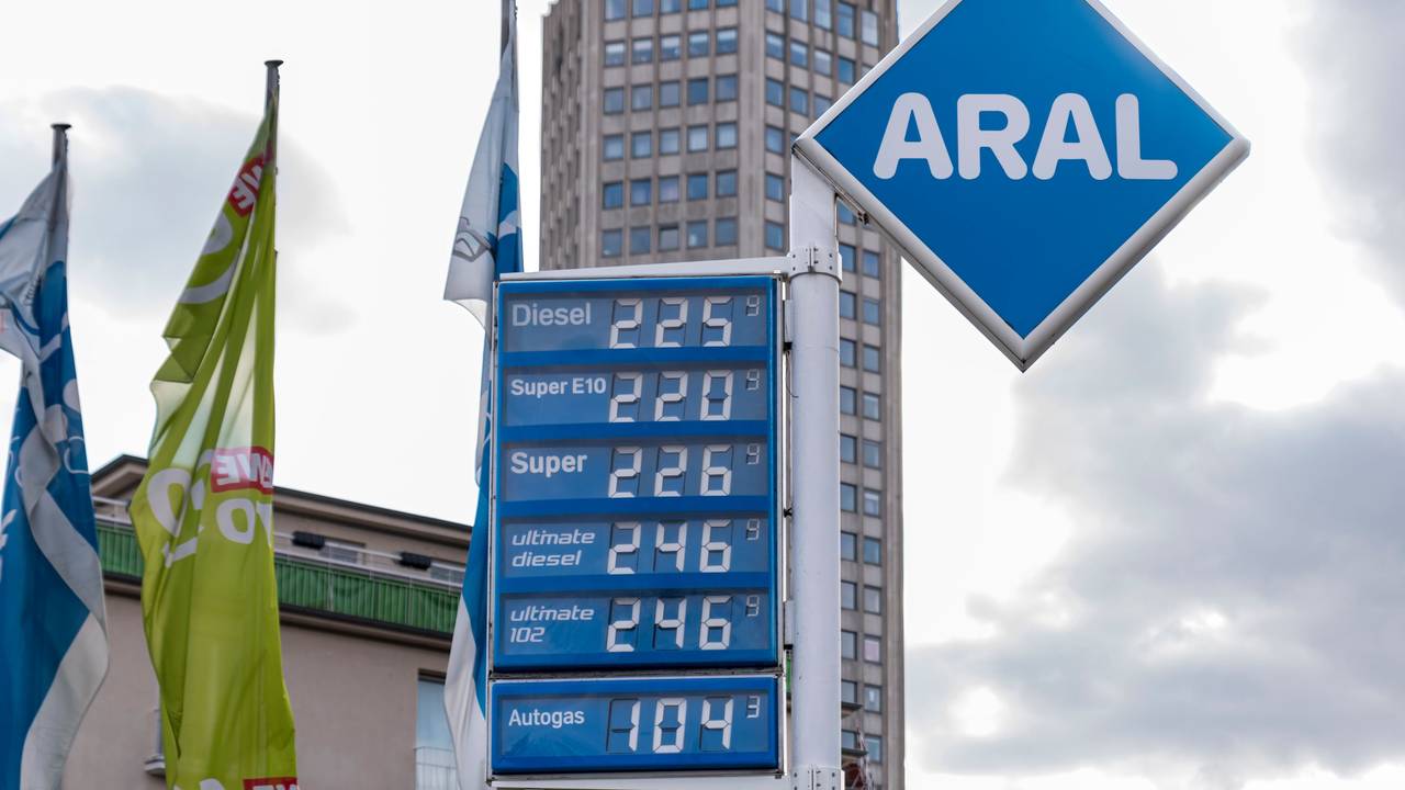 Auf der Spritpreis-Anzeige einer Aral-Tankstelle in Köln sind Diesel und Benzin deutlich über der 2-Euro-Marke.
