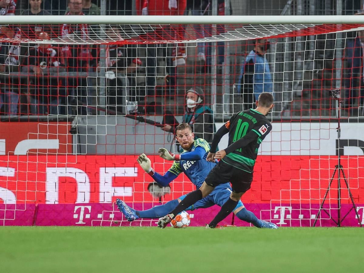 Timo Horn spielt mit dem 1. FC Köln gegen Branimir Hrgota und Greuther Fürth.