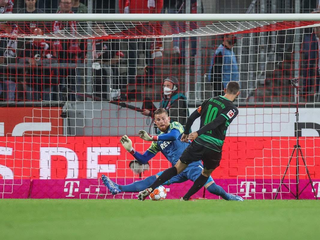 Timo Horn spielt mit dem 1. FC Köln gegen Branimir Hrgota und Greuther Fürth.
