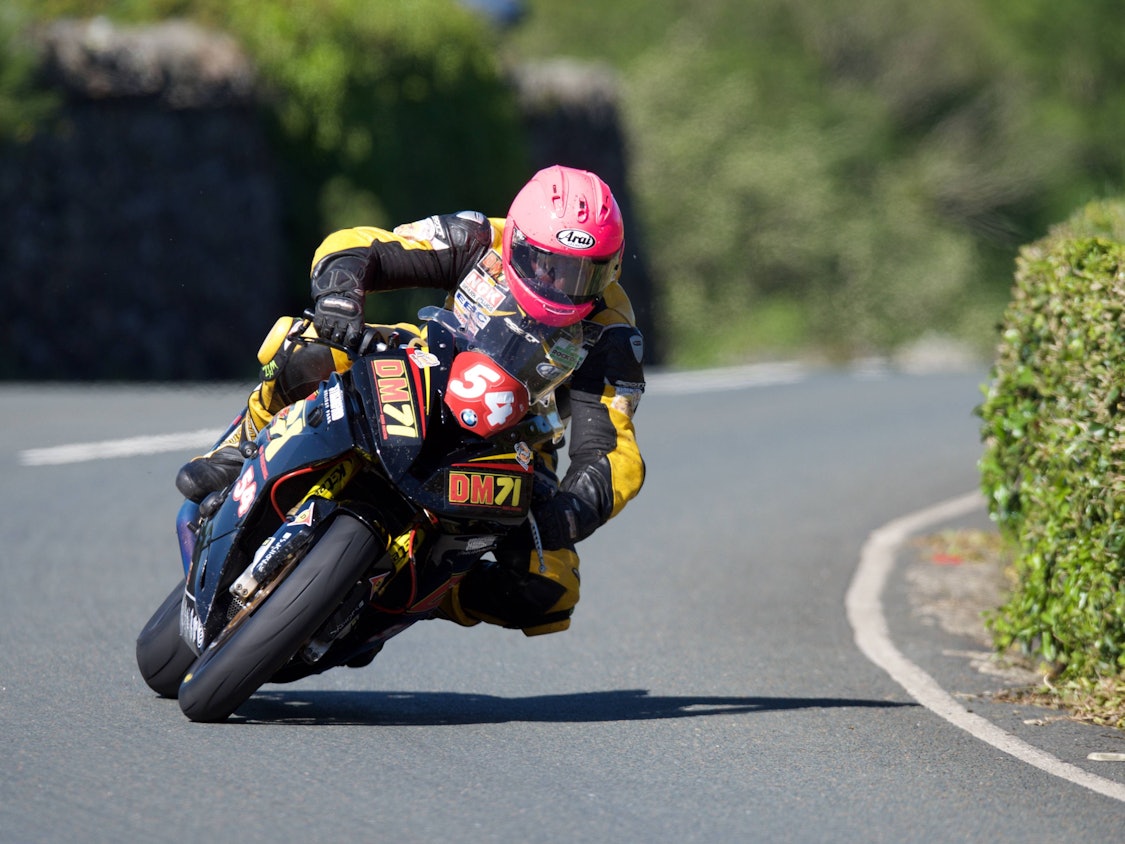 Davy Morgan sitzt auf seinem Motorrad mit der Startnummer 54.