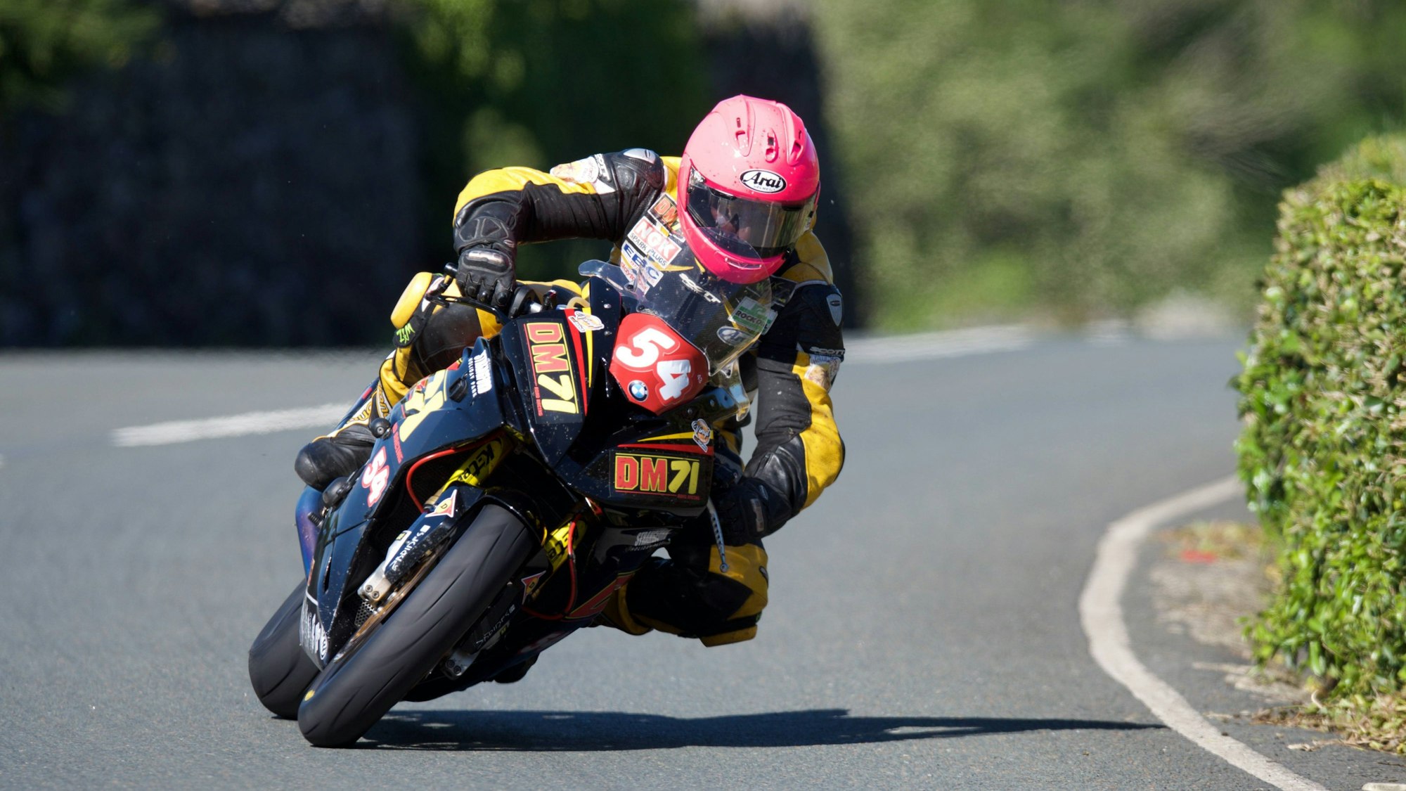 Davy Morgan sitzt auf seinem Motorrad mit der Startnummer 54.