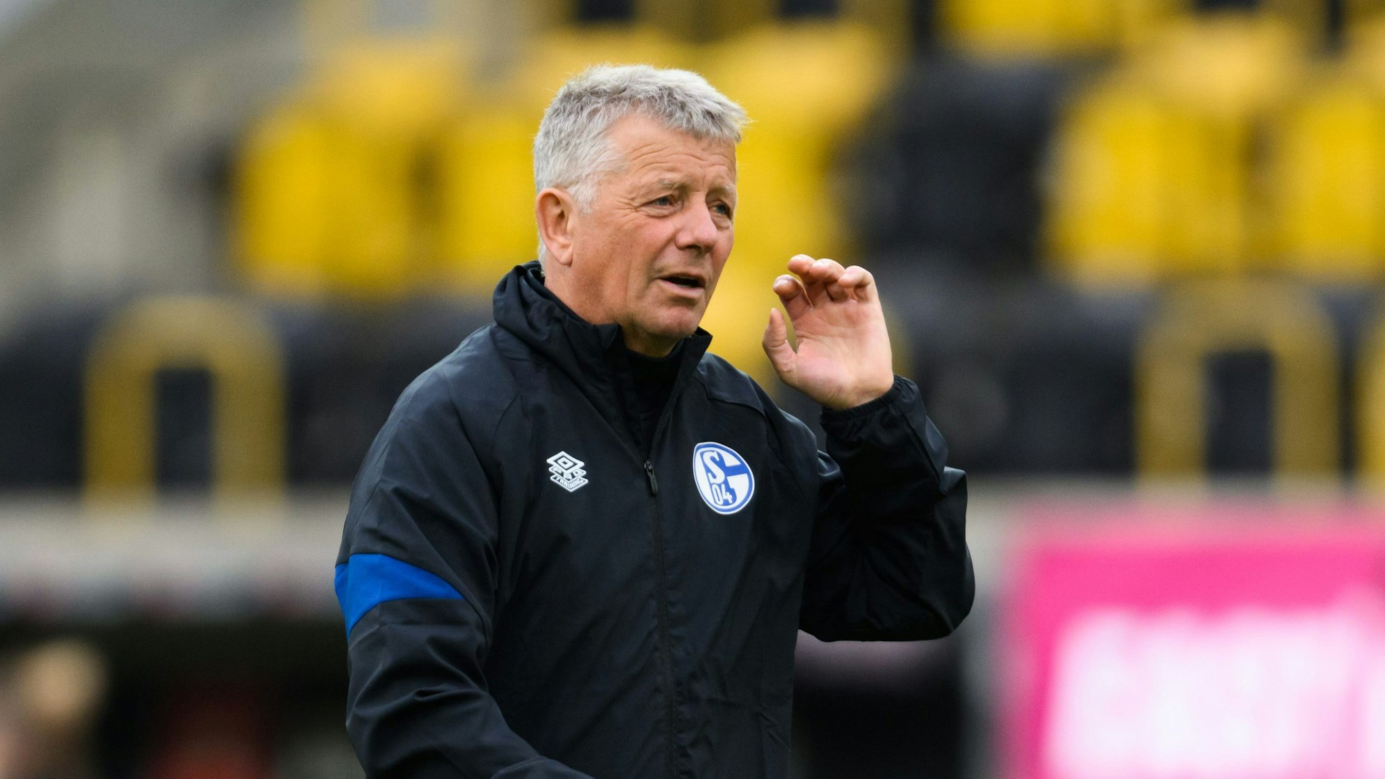 Peter Hermann läuft über den Platz