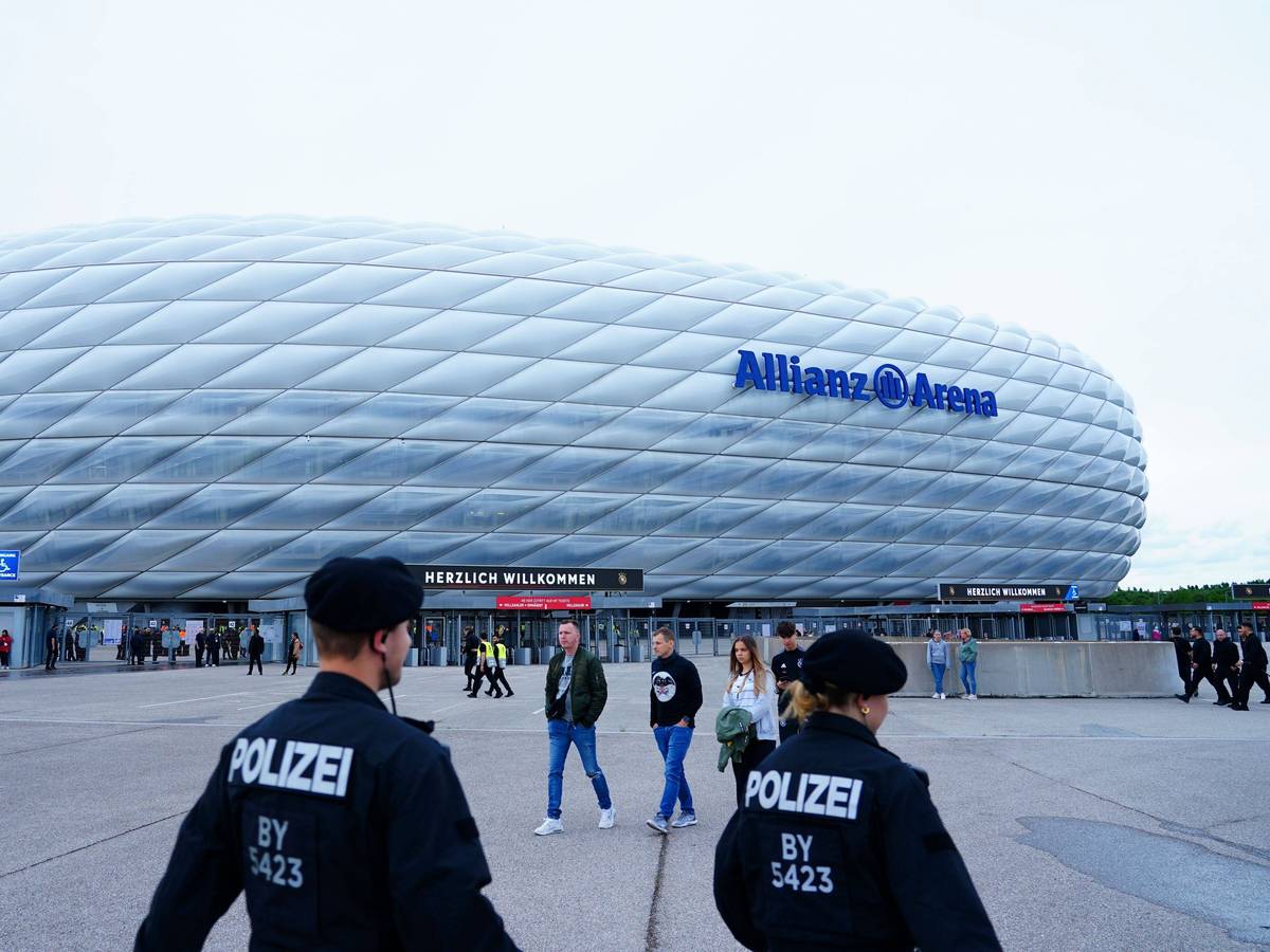 Polizisten sind vor der Allianz Arena in München unterwegs.