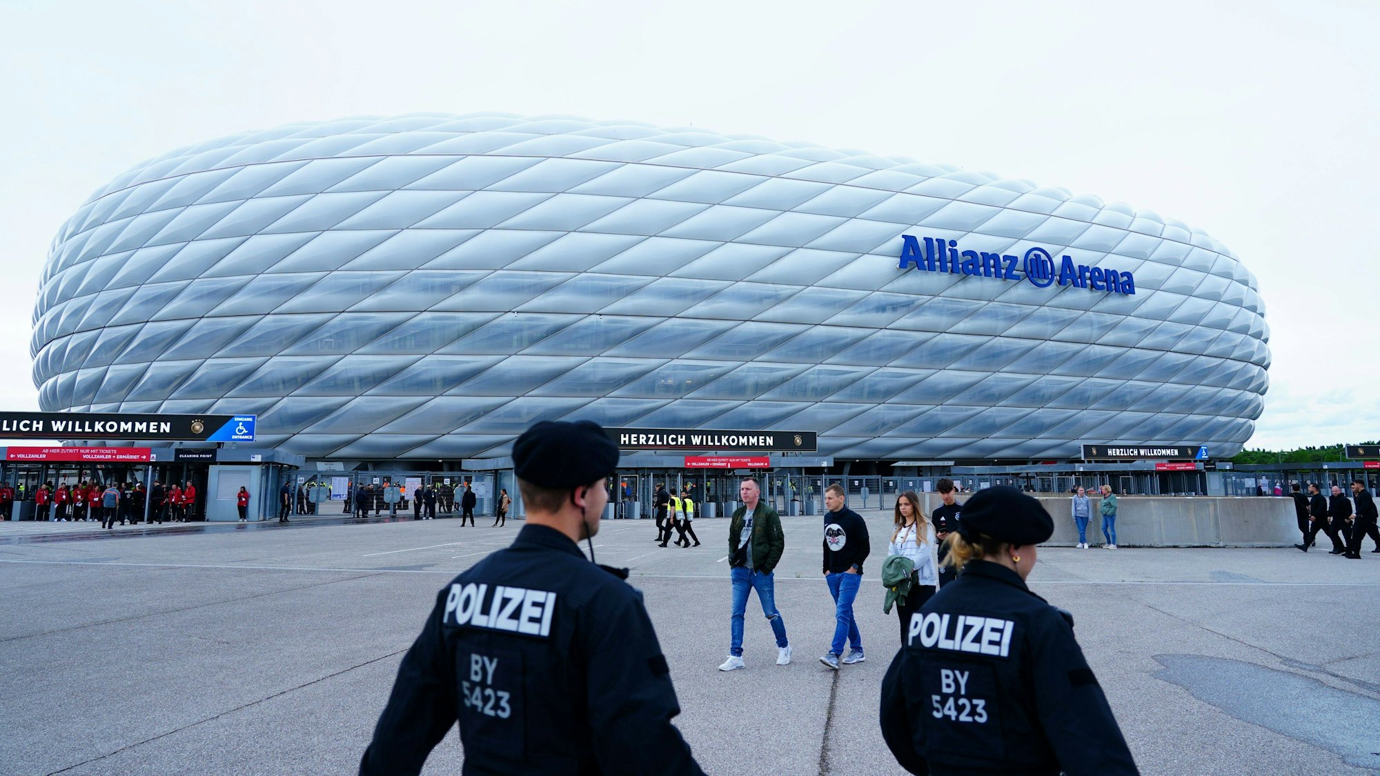 Polizisten sind vor der Allianz Arena in München unterwegs.