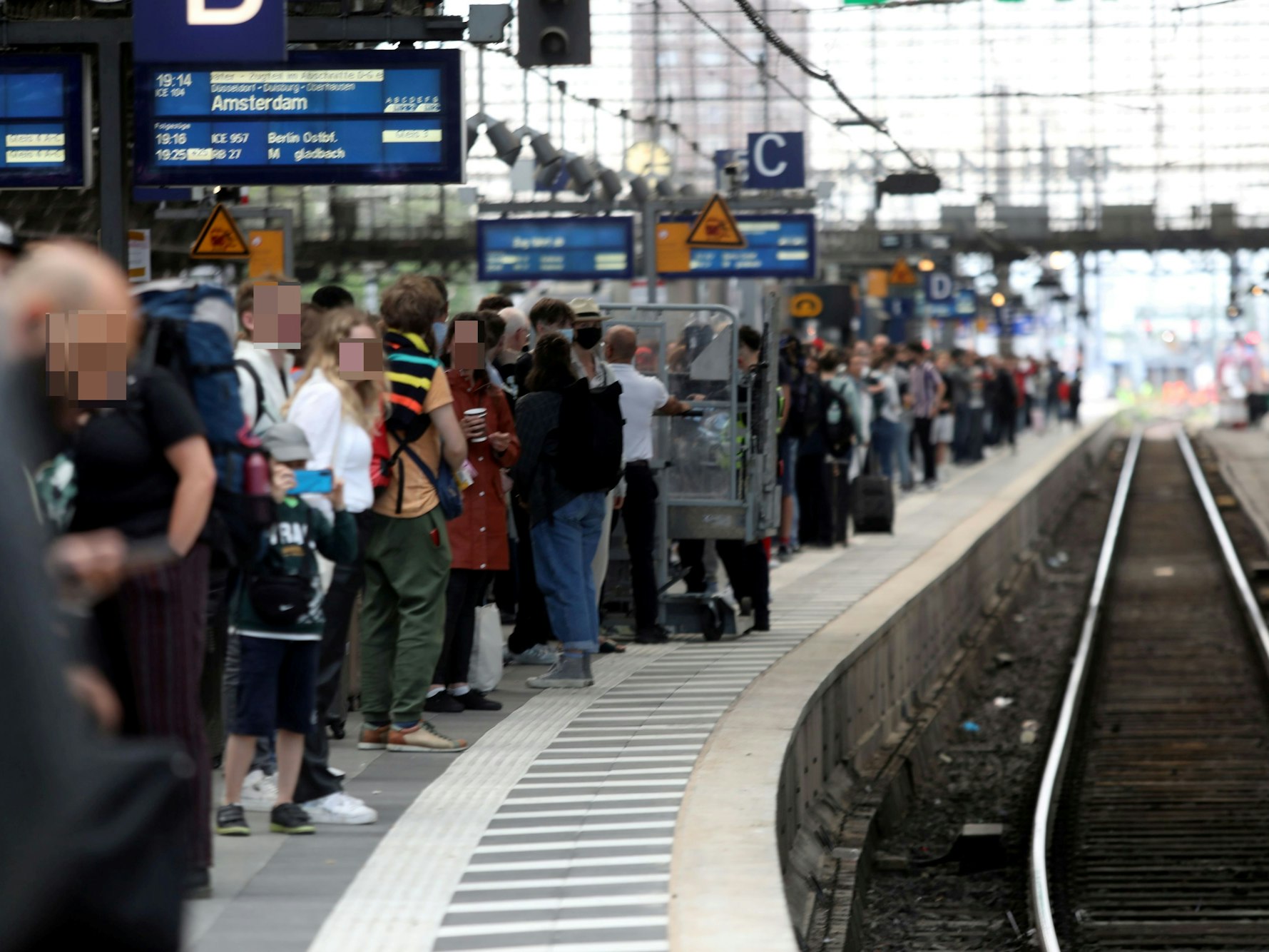 Fahrgäste warten auf ihre Zugverbindung.