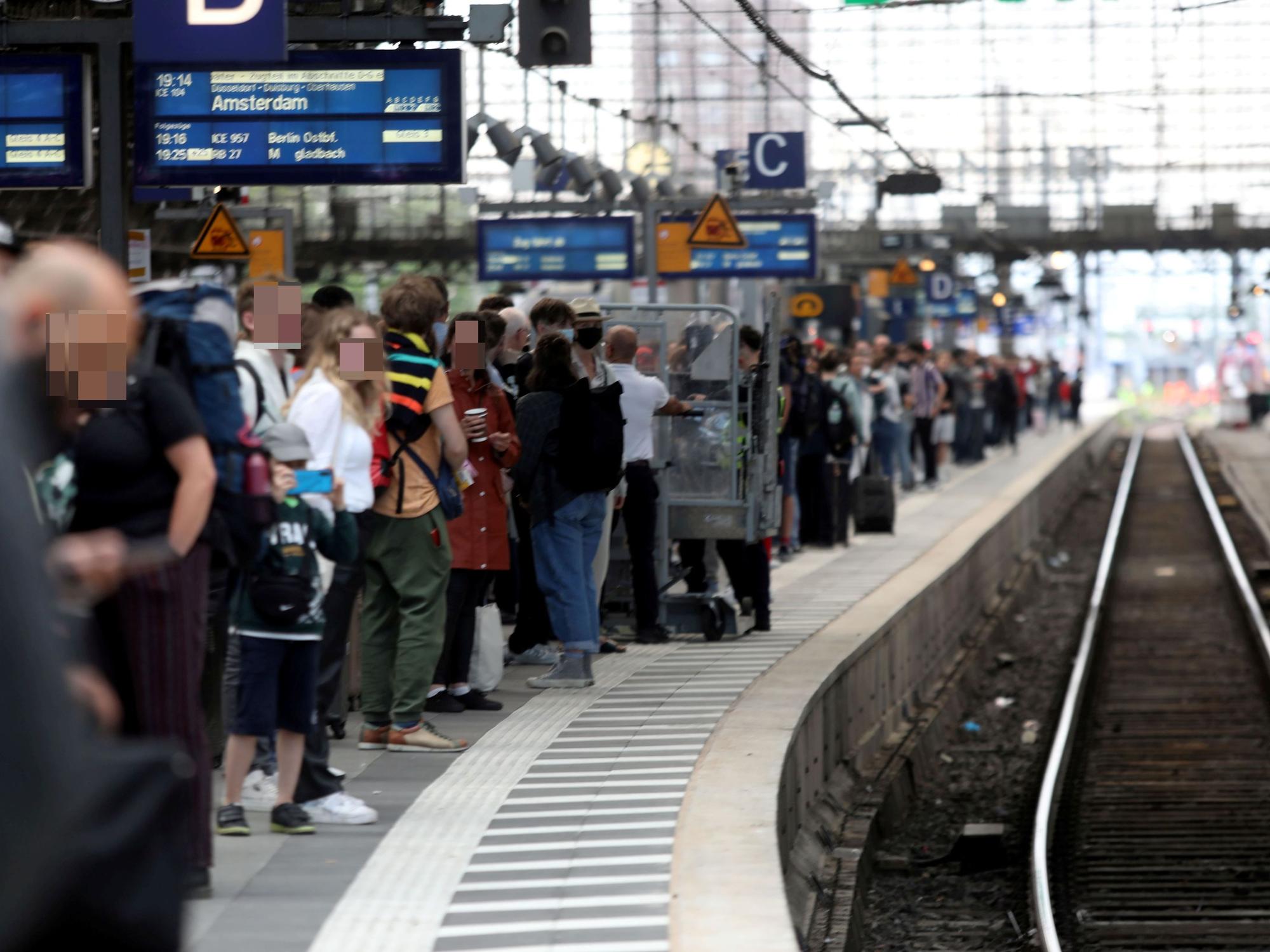 Fahrgäste warten auf ihre Zugverbindung.