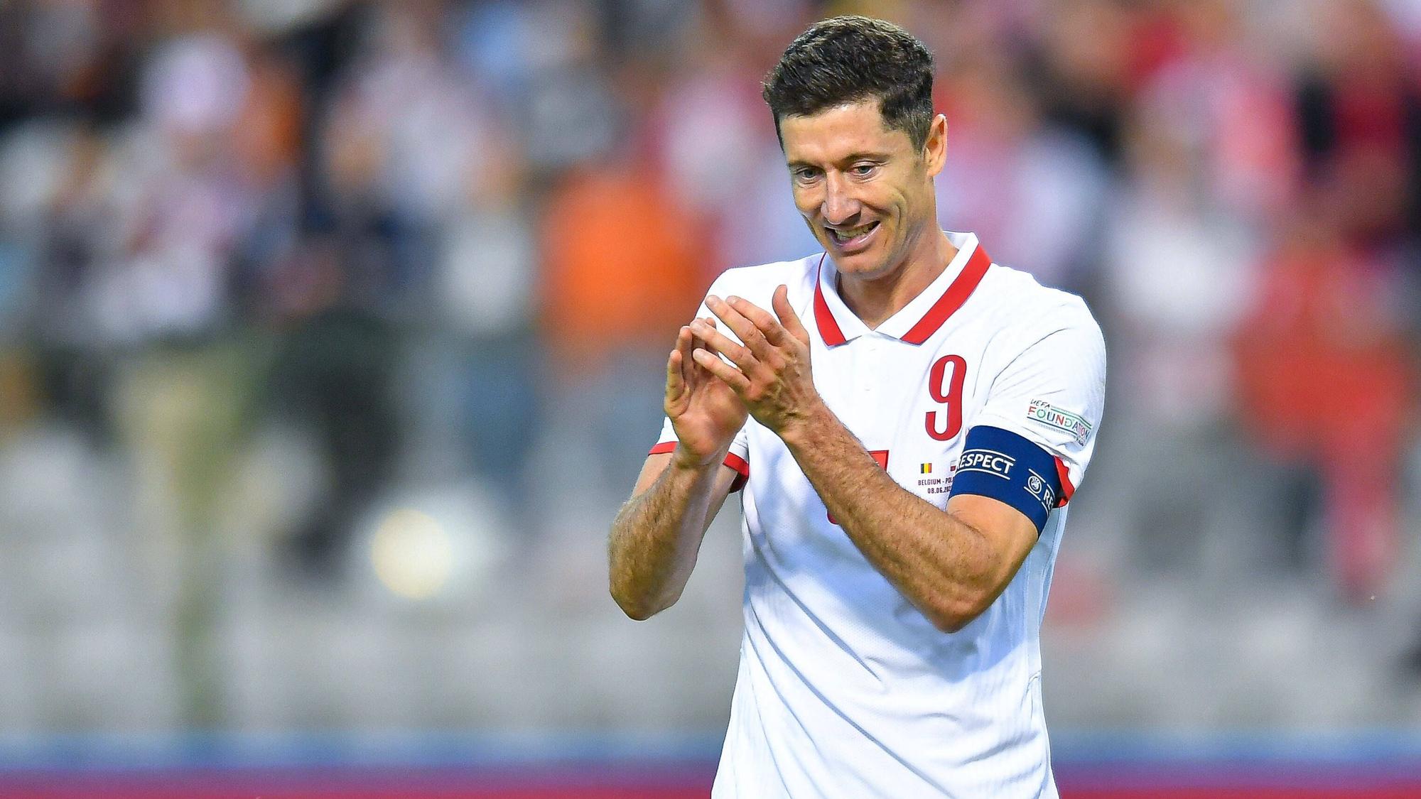 Robert Lewandowski spielt für Polen gegen Belgien.