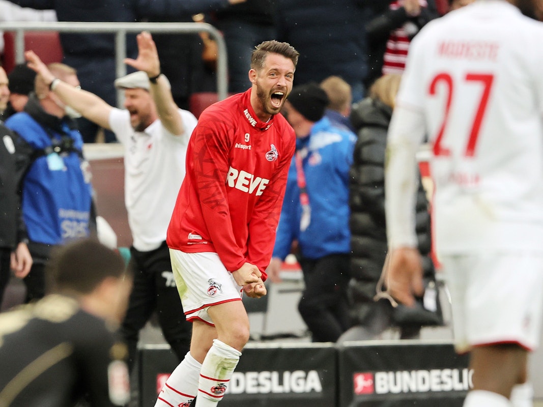 Mark Uth jubelt über den 3:2 Heimsieg gegen Mainz 05 am 9. April 2022.