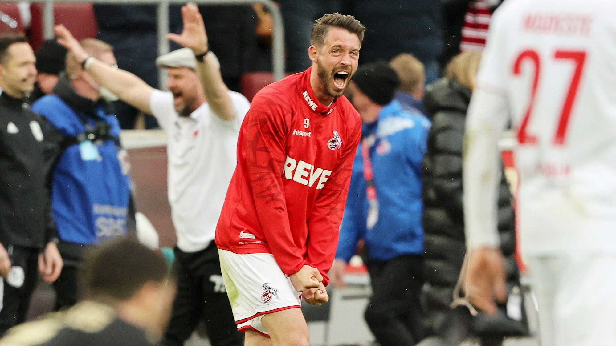 Mark Uth jubelt über den 3:2 Heimsieg gegen Mainz 05 am 9. April 2022.