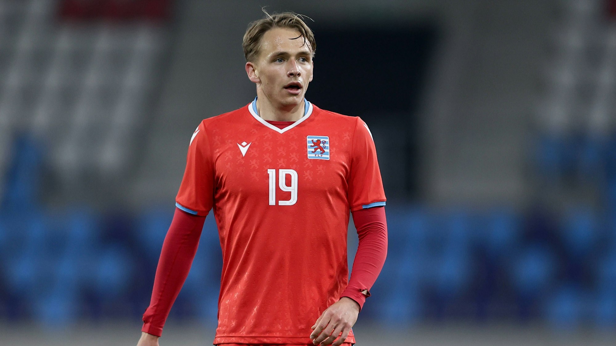 Bei der Partie gegen Nordirland schaut sich FC-Kicker Mathias Olesen genau das Spielgeschehen an.