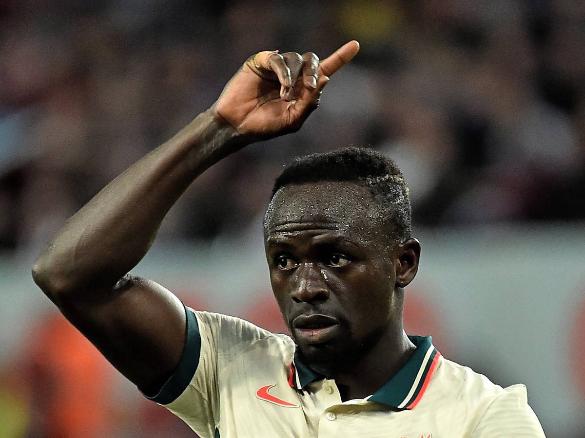 Sadio Mané deutet in eine Richtung im Liverpool-Trikot.