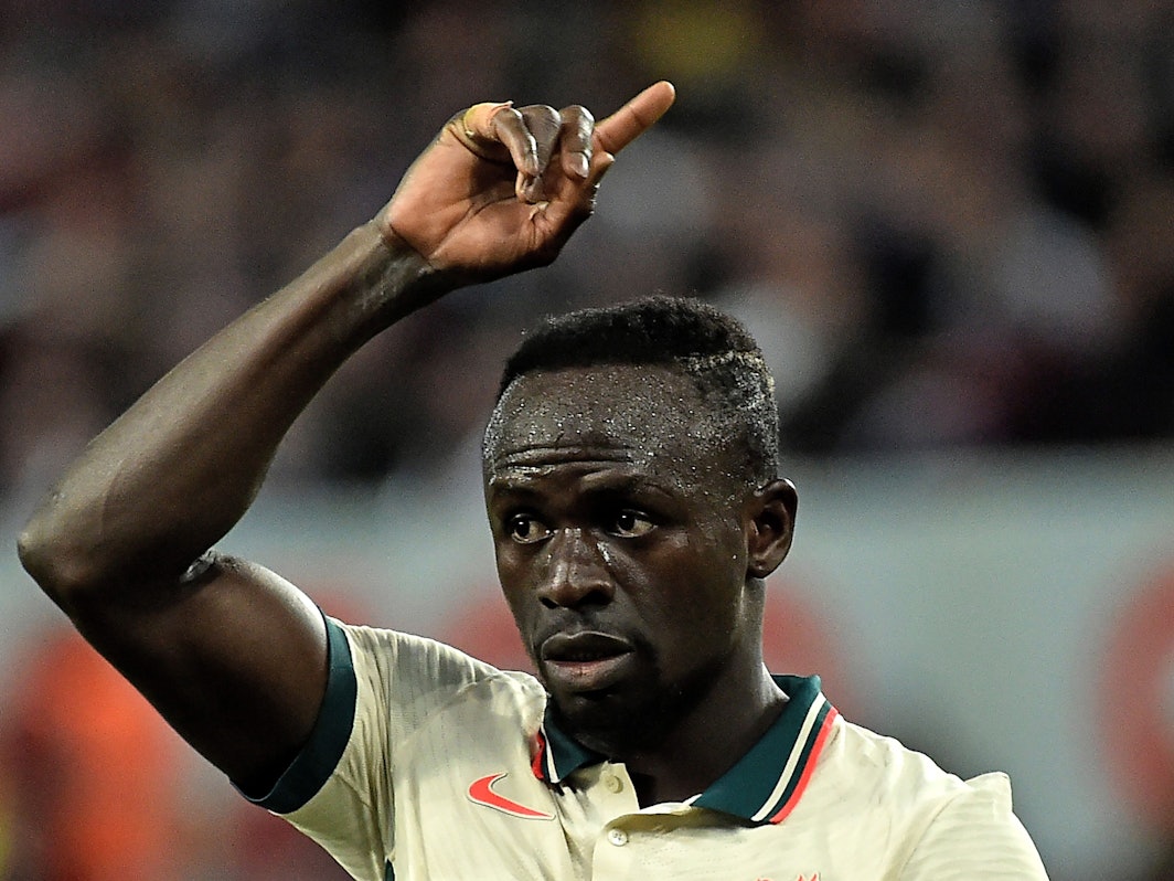 Sadio Mané deutet in eine Richtung im Liverpool-Trikot.