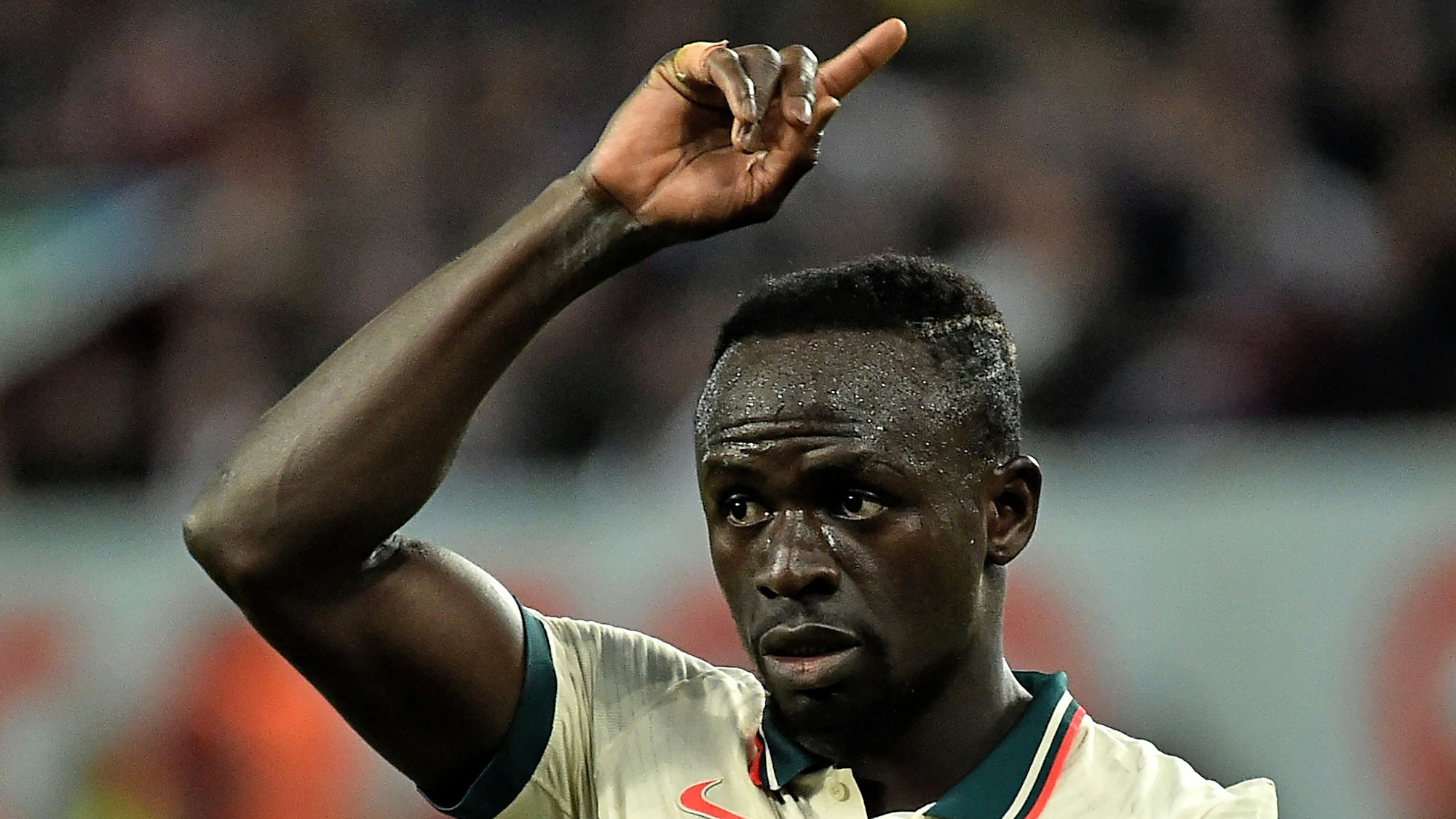 Sadio Mané deutet in eine Richtung im Liverpool-Trikot.