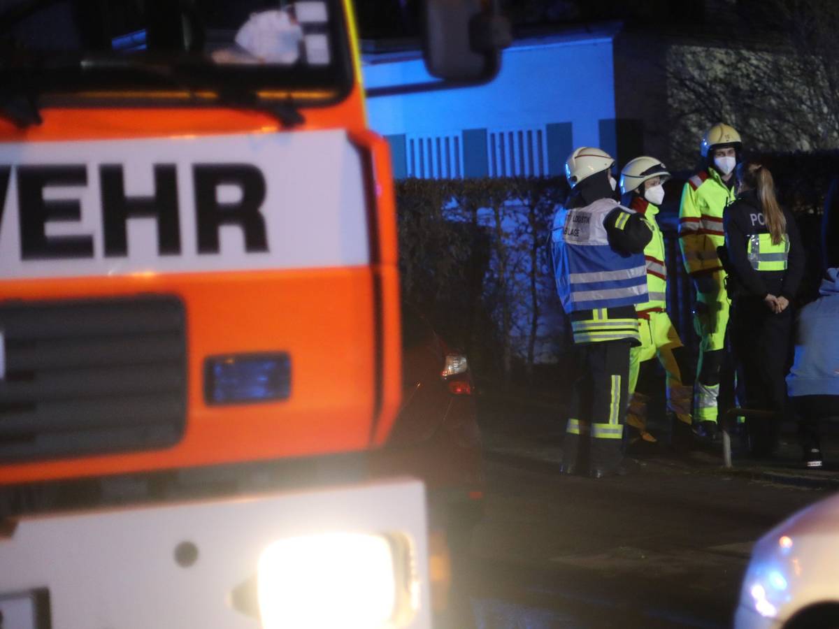 Einsatzkräfte der Feuerwehr bei einem Einsatz.