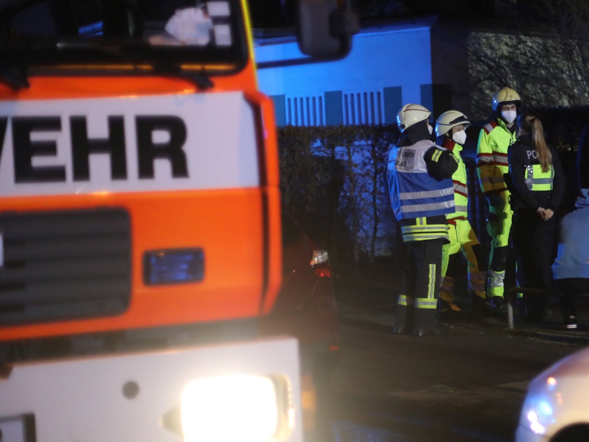 Einsatzkräfte der Feuerwehr bei einem Einsatz.