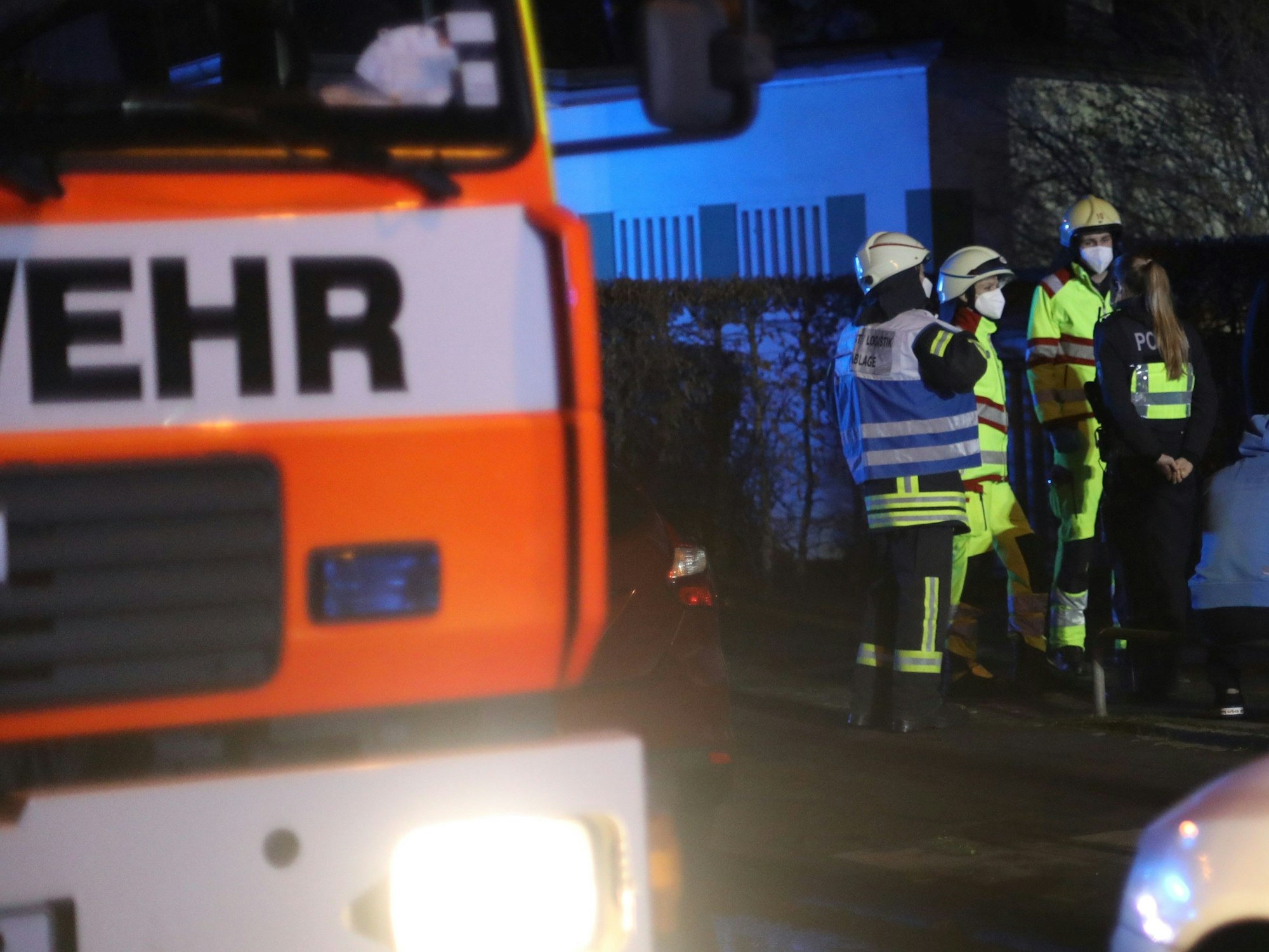 Einsatzkräfte der Feuerwehr bei einem Einsatz.