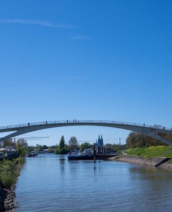 Die Hafenbrücke in Köln-Mülheim vor blauem Himmel.