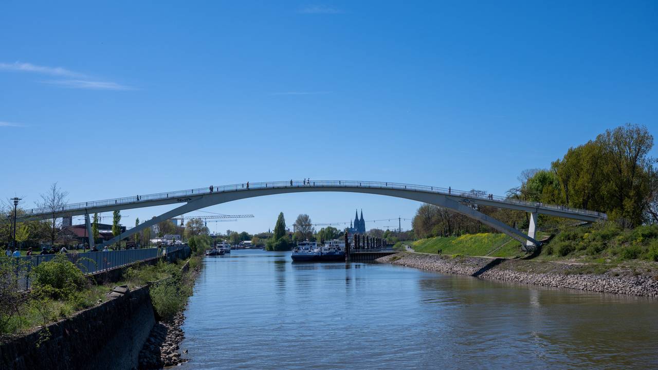 Die Hafenbrücke in Köln-Mülheim vor blauem Himmel.