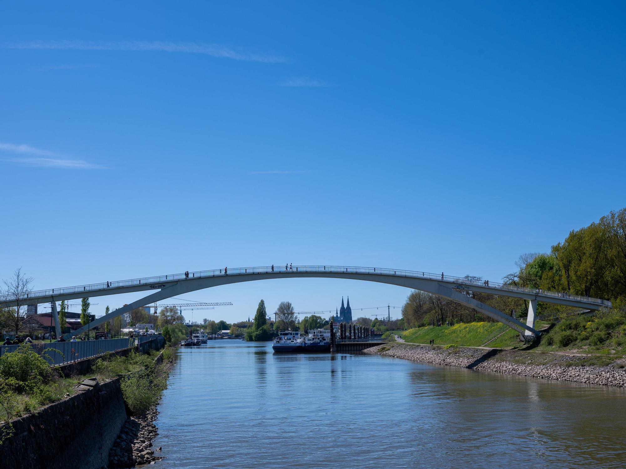 Die Hafenbrücke in Köln-Mülheim vor blauem Himmel.