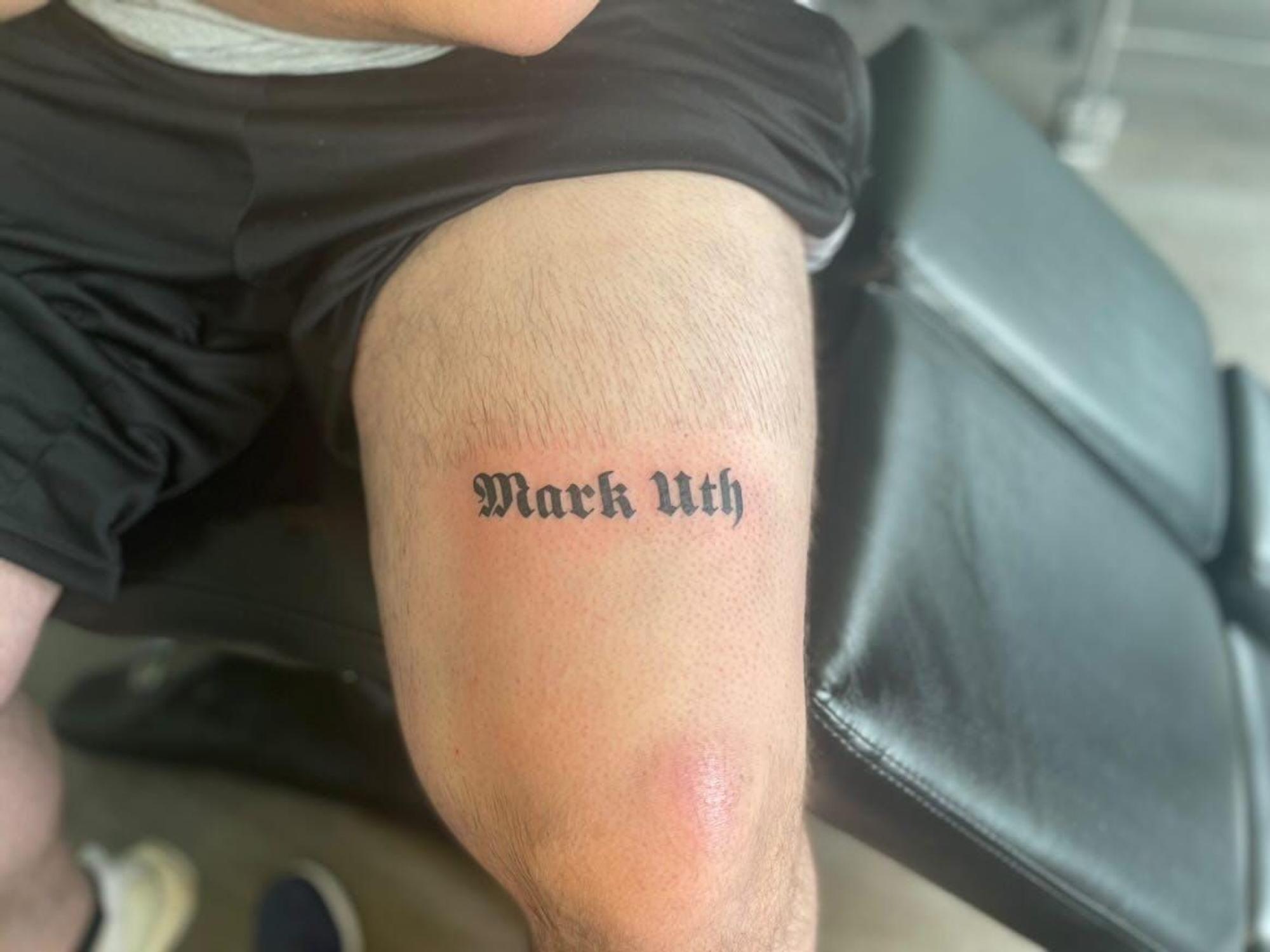 FC-Fan Luke zeigt am 4. Juni 2022 das Tattoo des Namens von Mark Uth auf seinem linken Oberschenkel.
