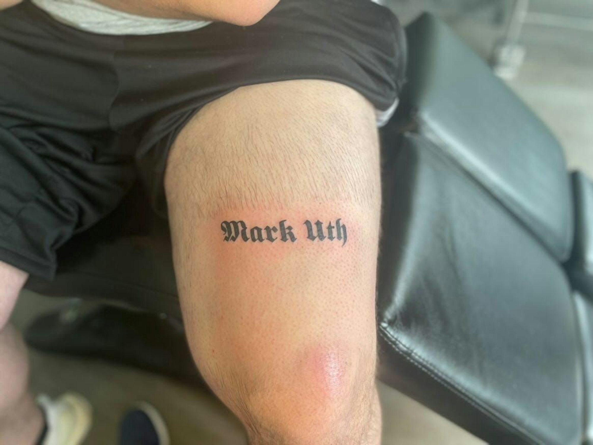 FC-Fan Luke zeigt am 4. Juni 2022 das Tattoo des Namens von Mark Uth auf seinem linken Oberschenkel.