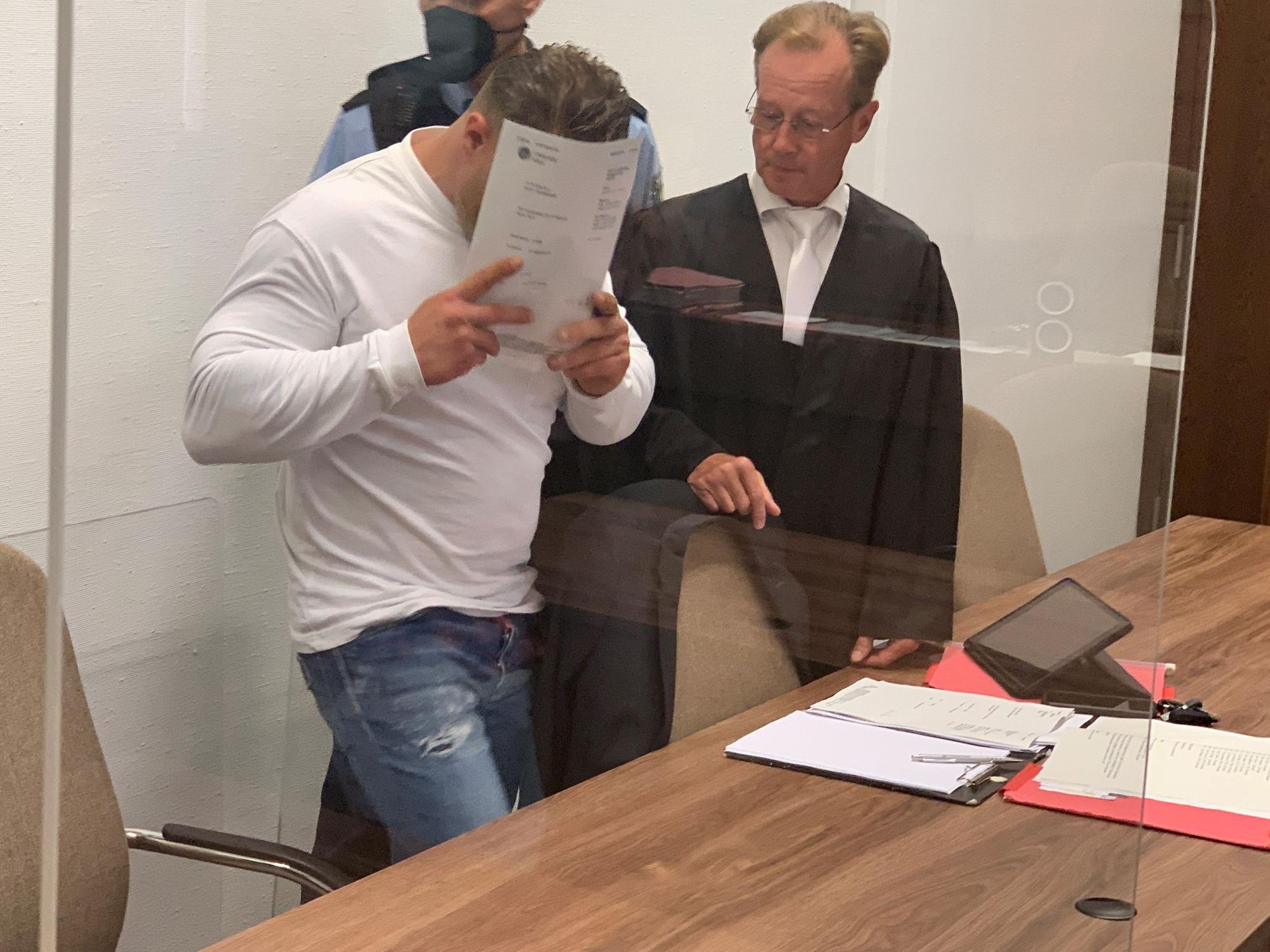 Der Angeklagte kommt in den Gerichtssaal.