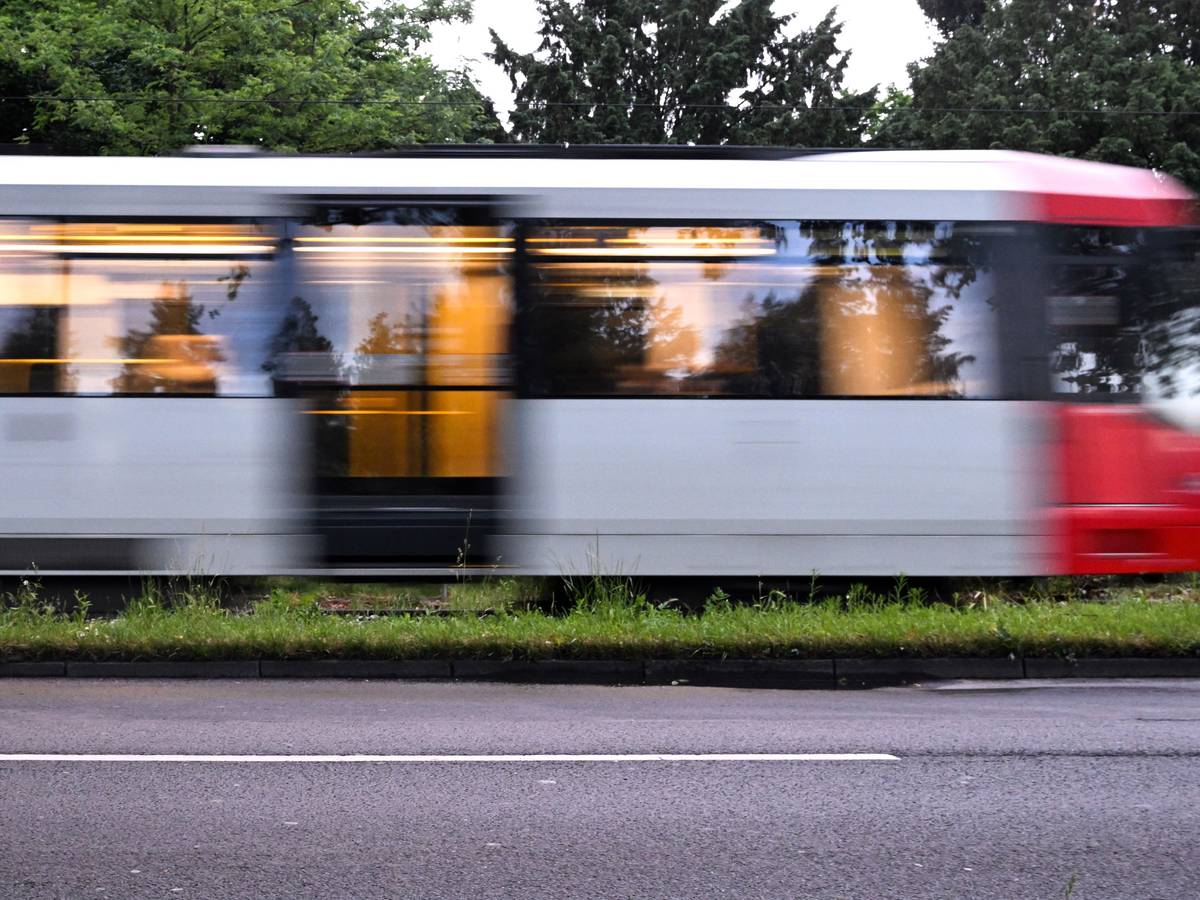 Am frühen Morgen am 30. Mai 2022 fährt eine Straßenbahn über die Gleise.
