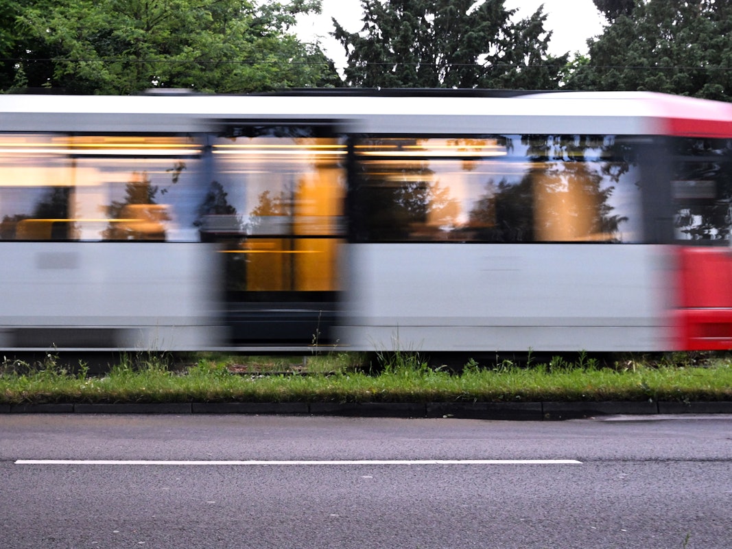 Am frühen Morgen am 30. Mai 2022 fährt eine Straßenbahn über die Gleise.