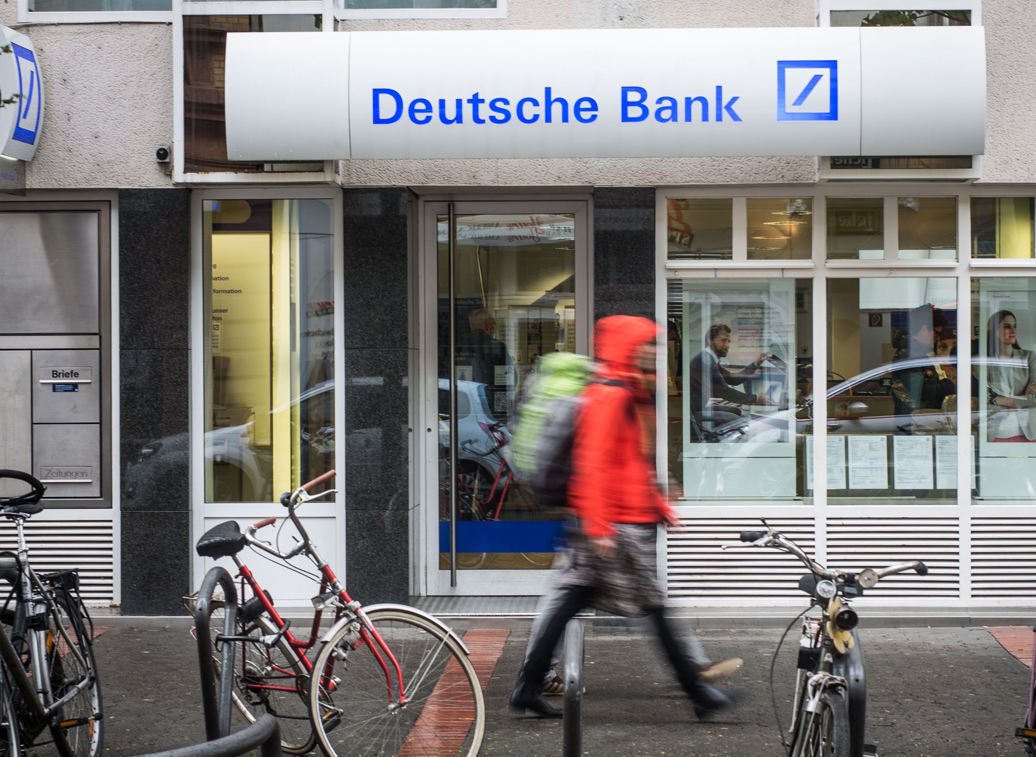 Deutsche Bank will mit einem beliebten Service Schluss machen. Unser Foto zeigt Passanten vor einer Bankfiliale.