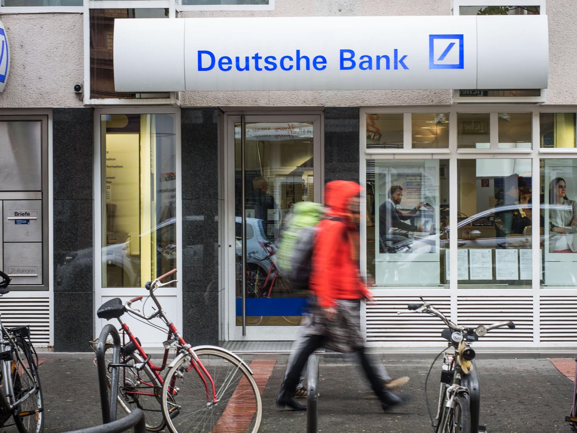 Deutsche Bank will mit einem beliebten Service Schluss machen. Unser Foto zeigt Passanten vor einer Bankfiliale.