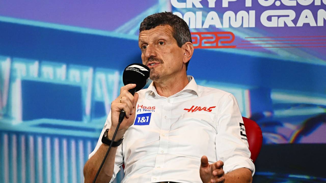 Günther Steiner hat ein Mikrofon in der Hand und spricht.