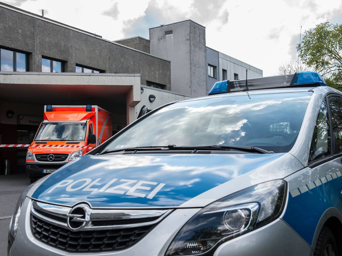 Ein Polizeiwagen steht vor der Rettungsstelle eines Krankenhauses in Berlin.