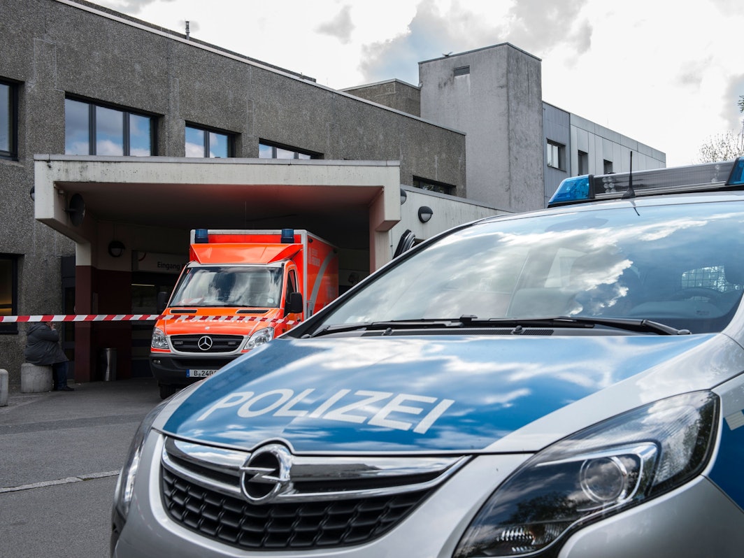 Ein Polizeiwagen steht vor der Rettungsstelle eines Krankenhauses in Berlin.