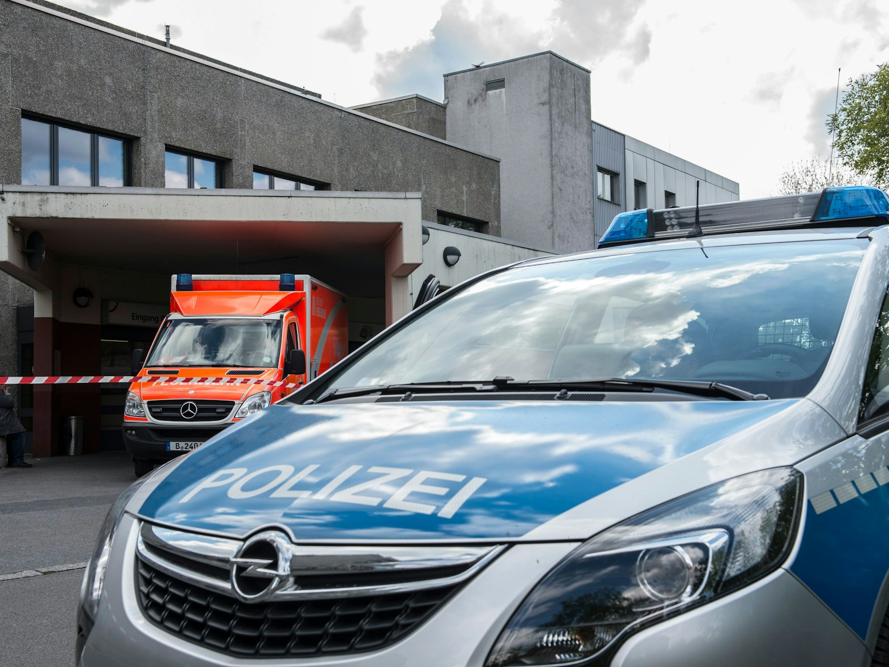 Ein Polizeiwagen steht vor der Rettungsstelle eines Krankenhauses in Berlin.